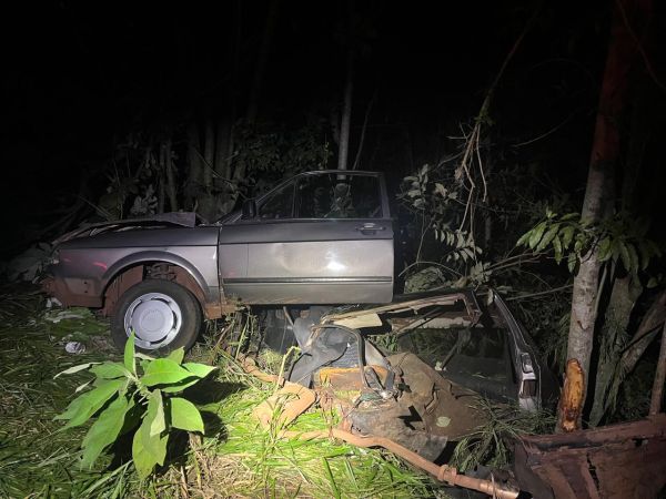 Carro parte ao meio após colisão contra árvores na PR-585, em São Pedro do Iguaçu; motorista sobrevive