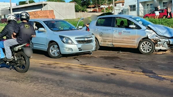 Colisão na Avenida Egydio Geronymo Munaretto deixa quatro pessoas feridas na saída de Toledo