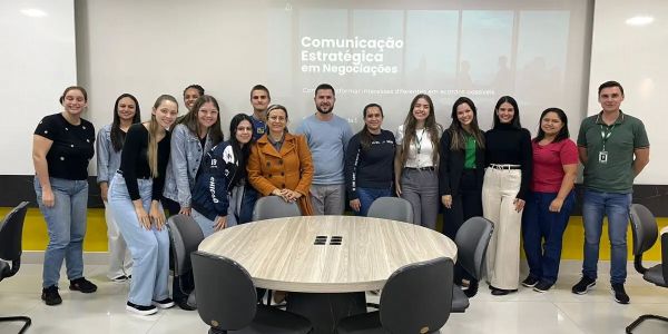 Egressa da FAG Toledo ministra palestra sobre comunicação e negociação para os cursos de Administração e Ciências Contábeis
