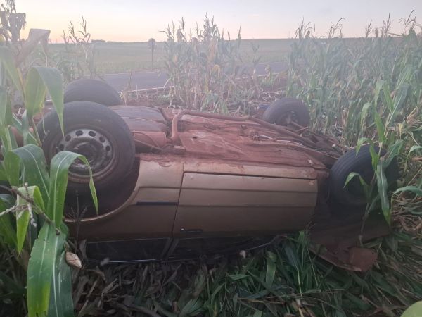 Carro com placas de Toledo capota na PR-317 em Quarto Centenário