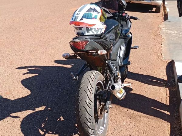 Moto com placa oculta e escapamento irregular é apreendida em Vila Nova
