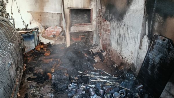 Incêndio em barracão de oficina é controlado antes de atingir veículos em Toledo