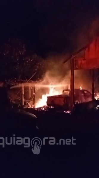 Incêndio destrói galpão e caminhonete na madrugada desta quarta-feira em Porto Mendes