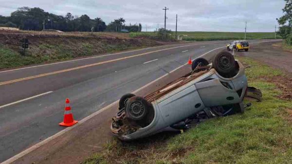 Cinco pessoas ficam feridas após carro capotar na PRC-467, em Marechal Cândido Rondon