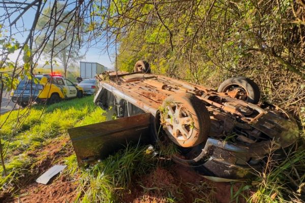 Engavetamento com quatro veículos termina em capotamento entre Serra dos Dourados e Umuarama