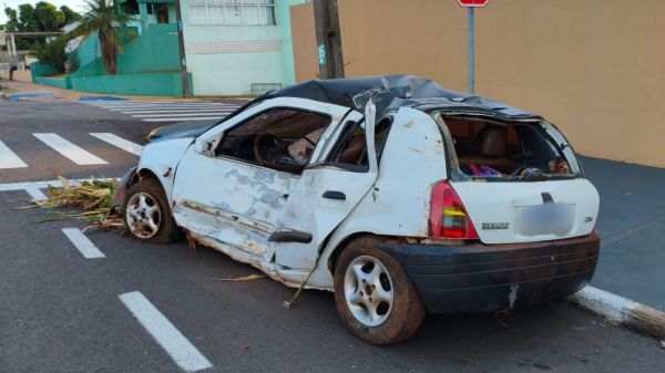 Após perseguição na zona rural de Toledo, motorista bate em poste, foge por milharal e tem veículo apreendido