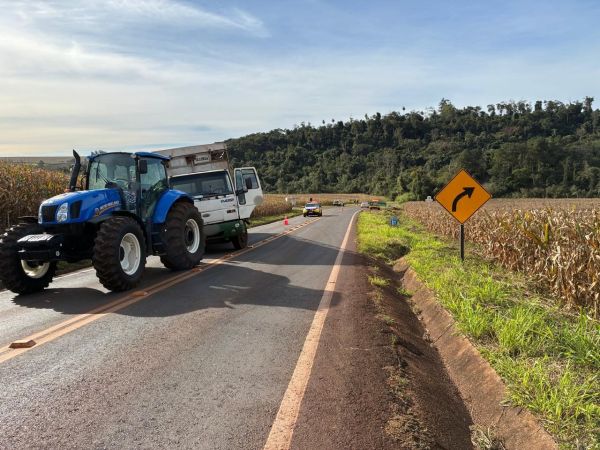 Trator de grande porte é utilizado para remover caminhão atravessado na PR-317, em Toledo