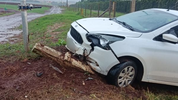 Carro vai parar em cerca de propriedade rural após colisão traseira na estrada para Novo Sobradinho