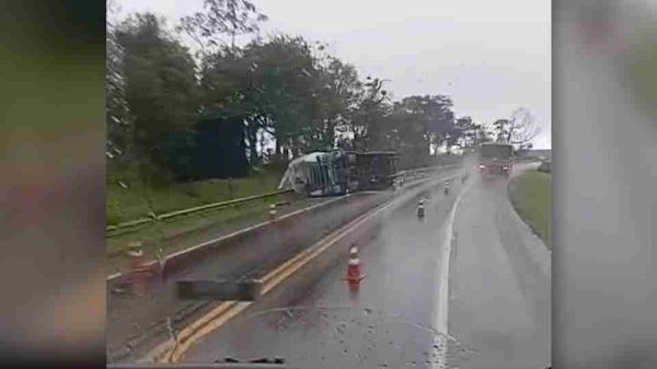 Carreta carregada com carne suína tomba na BR-277 e trânsito é desviado em Cascavel