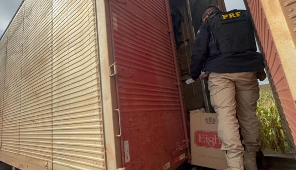 Caminhoneiro tenta forçar passagem em ponte interditada e abandona 500 mil maços de cigarros na BR-272