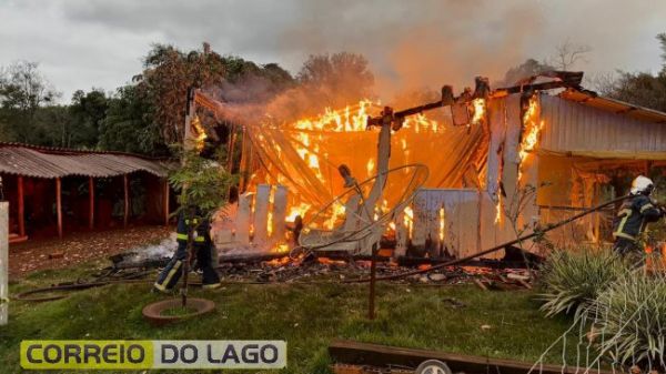 Incêndio de grandes proporções consome residência no interior de Santa Helena