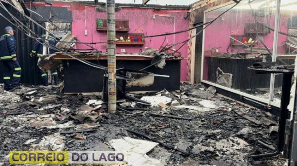 Incêndio de grandes proporções destrói boate durante a madrugada em Santa Helena