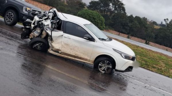 Após estouro de pneu, carro roda na pista e bate em caminhão entre Toledo e Cascavel