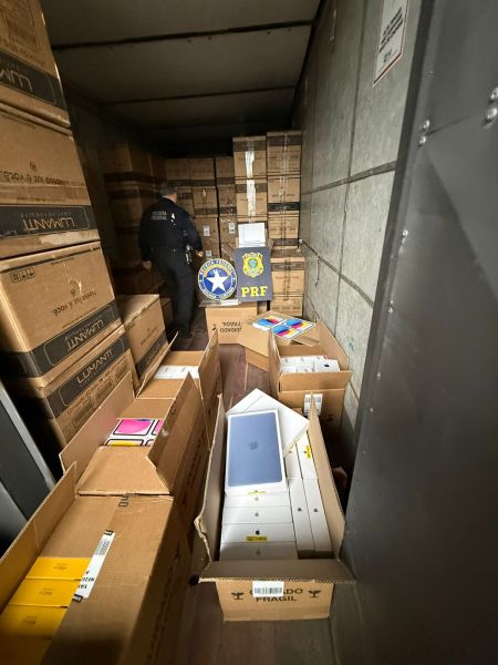 Carga milionária de mercadorias estrangeiras avaliada em mais de R$ 3 milhões é apreendida em Cascavel