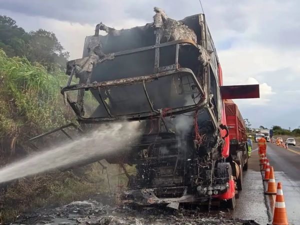 Caminhão carregado com açúcar pega fogo na BR-163