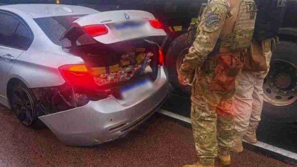 Motorista de BMW tenta atropelar policial, foge e acaba preso com mais de 300 kg de drogas na BR-277