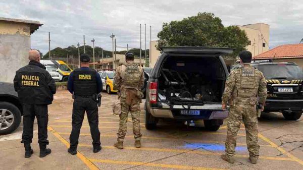 Operação da PF cumpre mandados contra grupo suspeito de contrabando e lavagem de dinheiro no Paraná