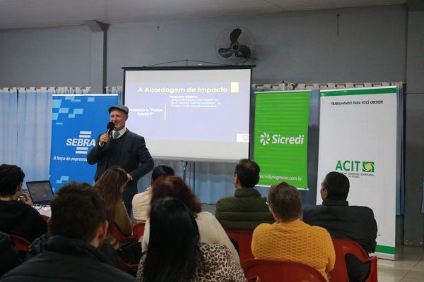 ACIT nos Bairros reúne empresários e vendedores para palestra sobre vendas em Toledo