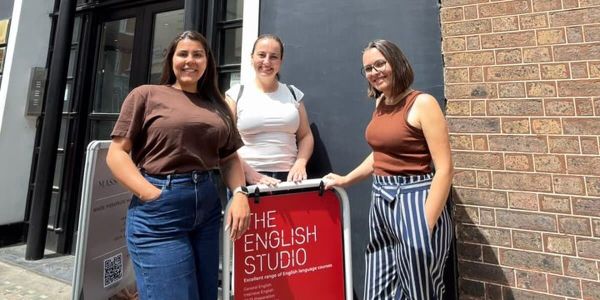 Acadêmicas e docente de Letras da FAG Toledo realizam intercâmbio cultural e linguístico na Europa
