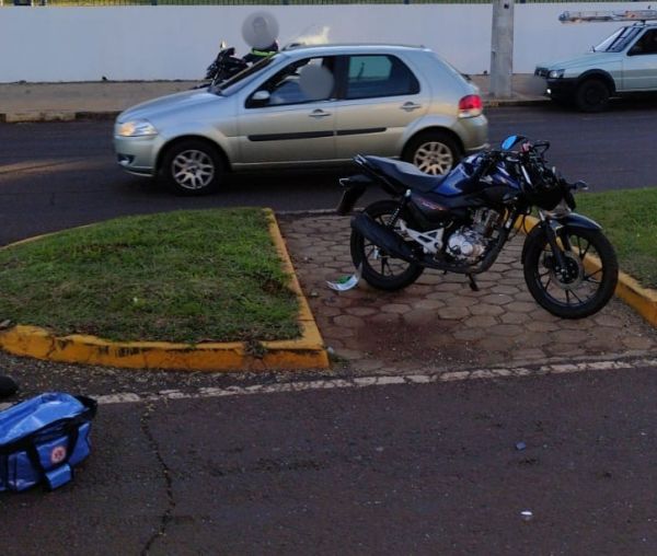 Colisão entre moto e carro deixa dois feridos na Avenida Ministro Cirne de Lima