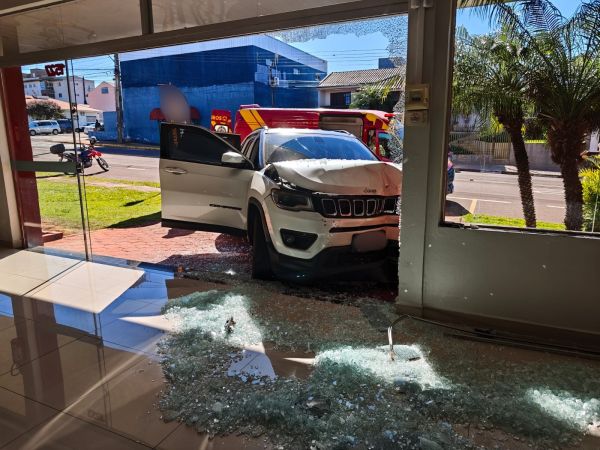 Jeep atinge fachada de mecânica após colisão no Centro de Toledo
