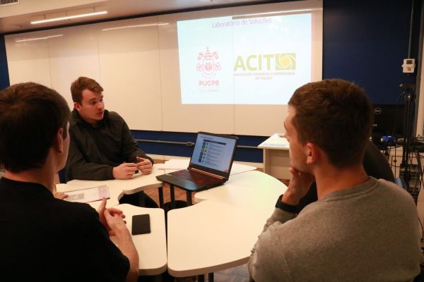 ACIT e PUCPR encerram 13ª edição do Laboratório de Soluções
