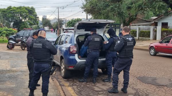 Viaturas da GM e helicóptero da PM encontram dupla que furtou moto de entregador em shopping de Cascavel