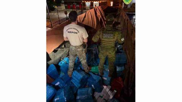 Quase 1,5 tonelada de maconha apreendida em carreta no Paraná