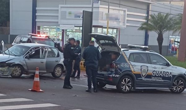 Motorista embriagado perde controle e bate em mureta de rotatória na Avenida Maripá