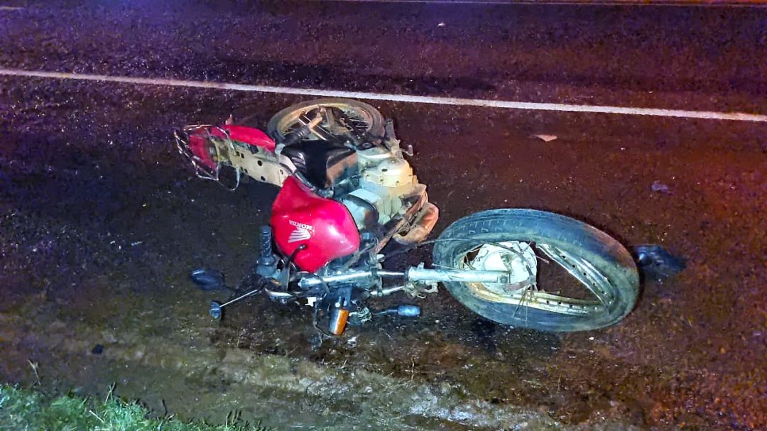 Motociclista atropela cachorro, cai e moto é atingida por dois carros na BR-467 em Cascavel