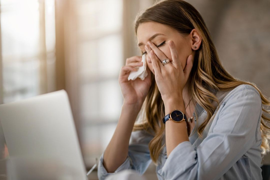 Frio, ar seco e excesso de telas agravam a síndrome do olho seco