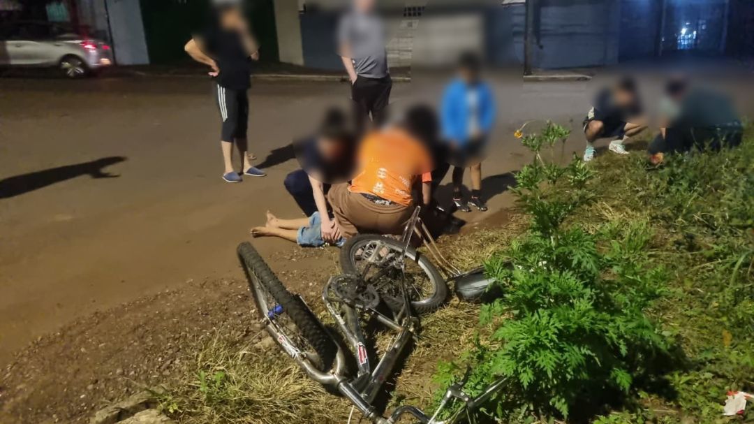 Duas crianças ficam gravemente feridas após carro bater em bicicleta no Pioneiros Catarinenses, em Cascavel