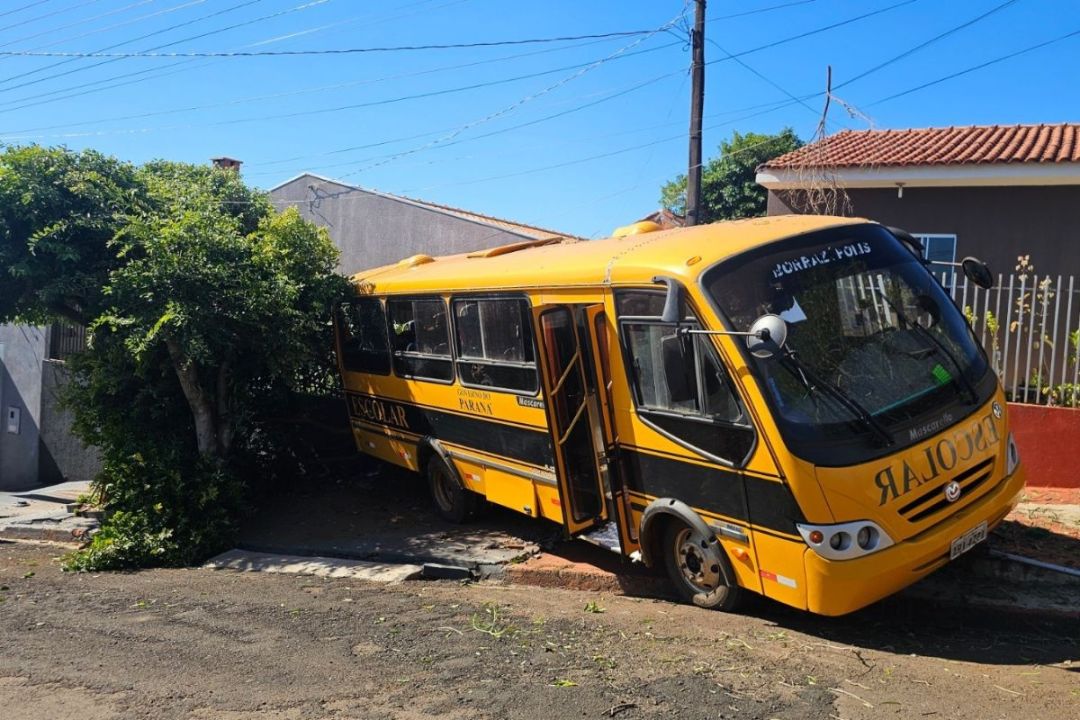 Ônibus escolar invade casa e quase atinge caminhão com botijões de gás no PR