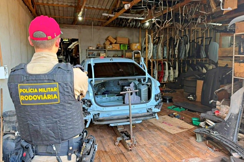 Polícia recupera veículo furtado em desmanche em Umuarama e prende 4 pessoas