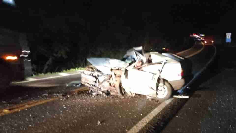 Motorista morre em grave acidente entre carro e caminhão-tanque na BR-277