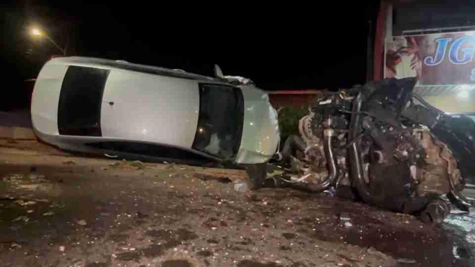 Motor é arrancado de carro após colisão em Cascavel