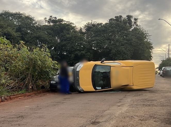 Fiorino de empresa perde o controle e capota em Marechal Rondon