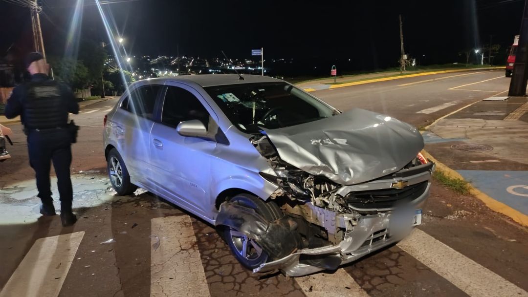 Onix e Corolla Cross colidem em cruzamento no Jardim Pancera, em Toledo