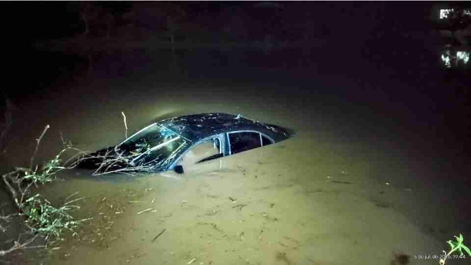 Carro cai em açude após motorista passar direto em cruzamento no interior do Paraná