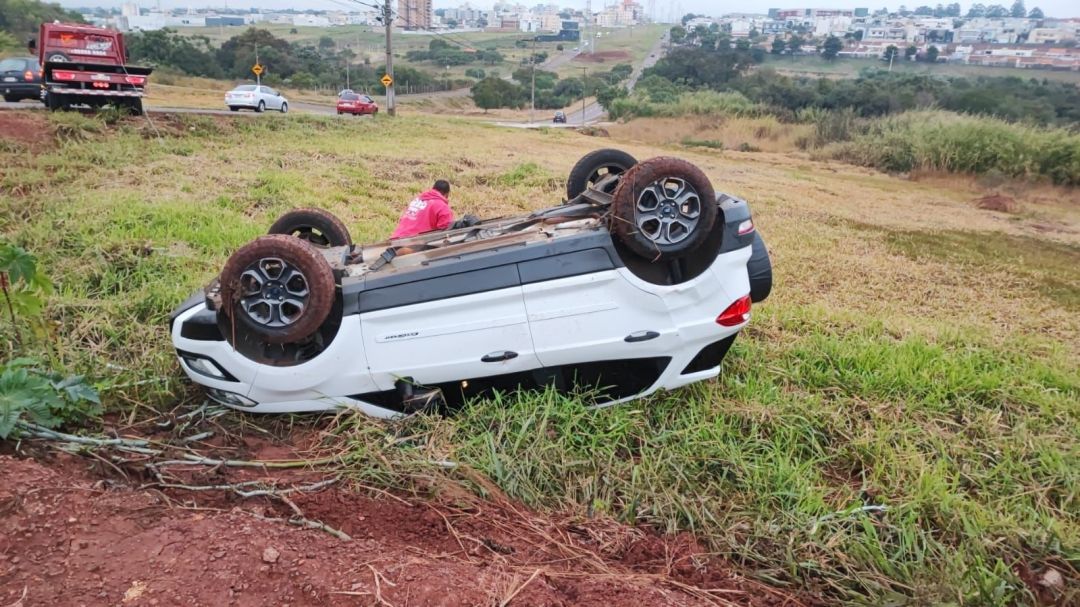 Motorista perde o controle e capota carro em Cascavel