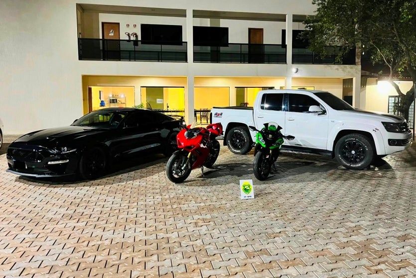 PM apreende Mustang, Amarok e motos esportivas durante fiscalização em Umuarama