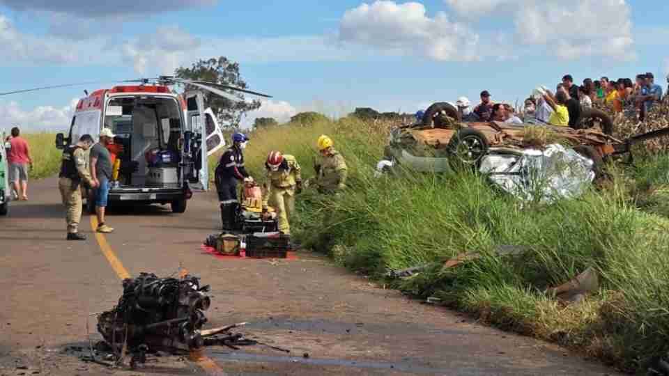 Três pessoas morrem e uma fica presa às ferragens em gravíssimo acidente em Alto Piquiri