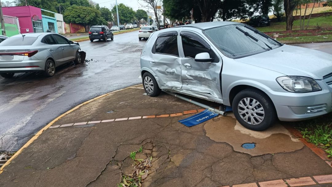 Colisão entre carros lança veículo sobre a calçada na região central de Toledo
