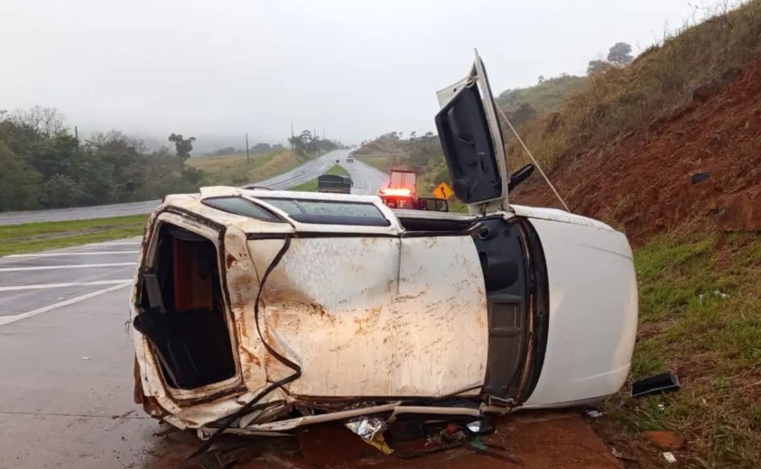 Casal fica ferido após carro sair da pista e capotar na rodovia BR-163