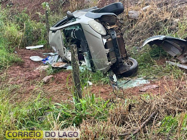 Jovem morre após veículo sair da pista e atingir árvore na PR-495, entre Missal e Dom Armando