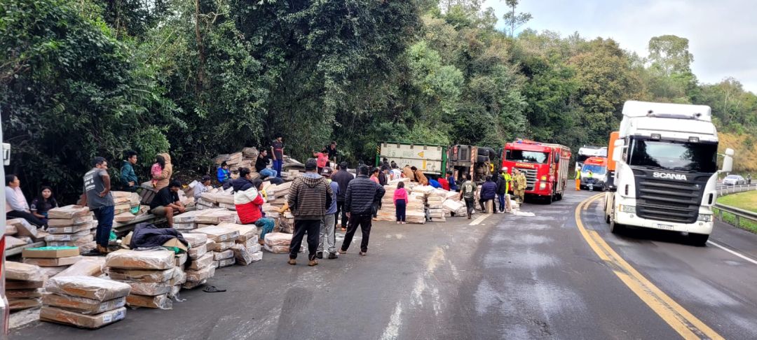 Caminhão com câmara fria tomba na BR-277 e parte da carga é saqueada em Nova Laranjeiras