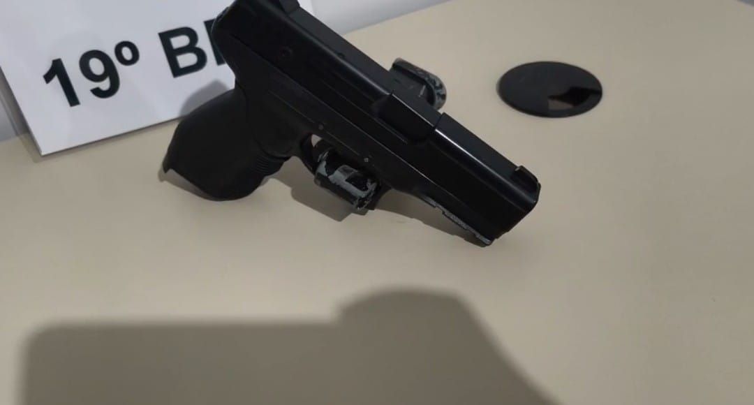 PM aborda jovem motociclista com simulacro de pistola na cintura na rodovia 586, em São Pedro do Iguaçu
