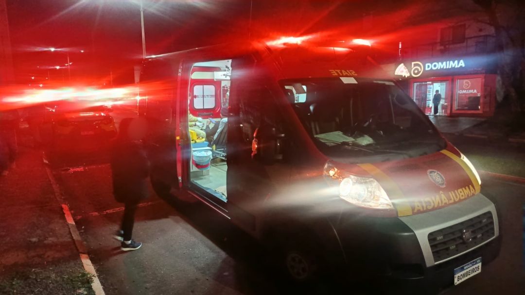 Motociclista tem suspeita de fratura no pé após colisão com picape na Avenida Maripá, em Toledo