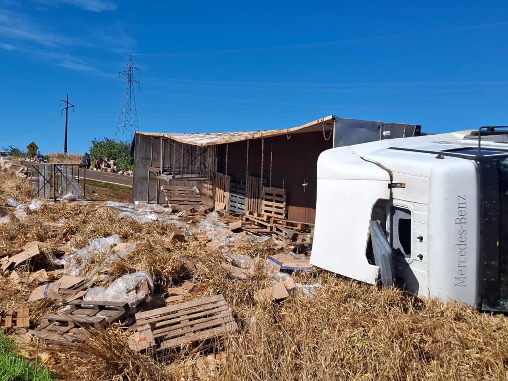 Caminhão carregado com alimentos tomba na PR-473 e tem carga saqueada por indígenas