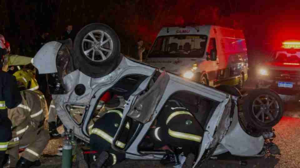 Carro capota várias vezes em grave acidente na BR-376 em Maringá
